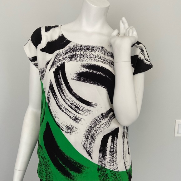 Green, Black and White Sleeveless Top - Picture 2 of 9